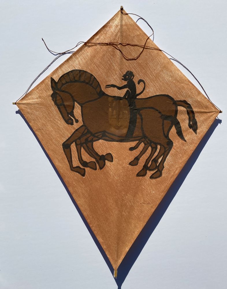 Aucune Technique Toledo - Monkey Riding Horse Kite